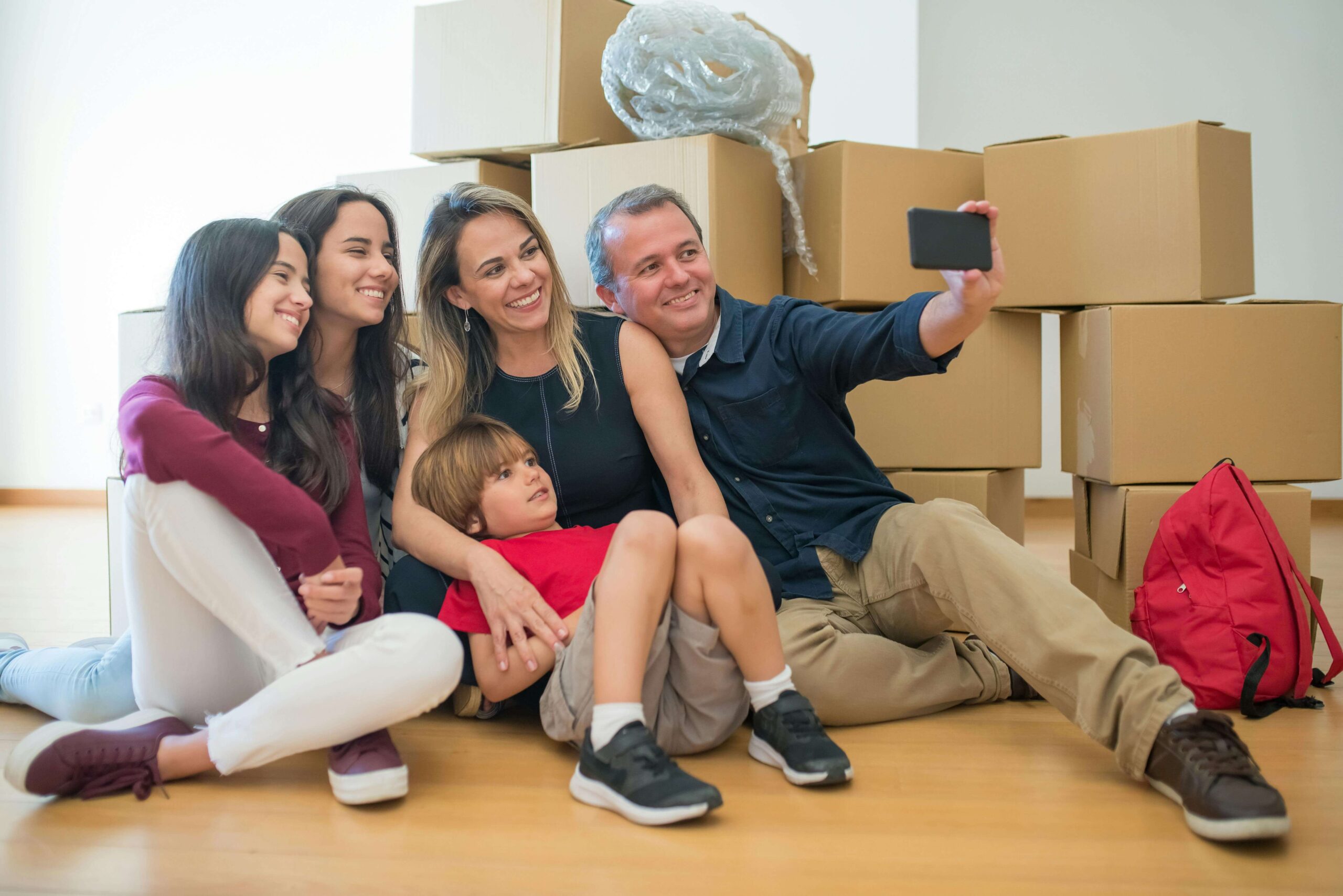 Família feliz com o novo lar