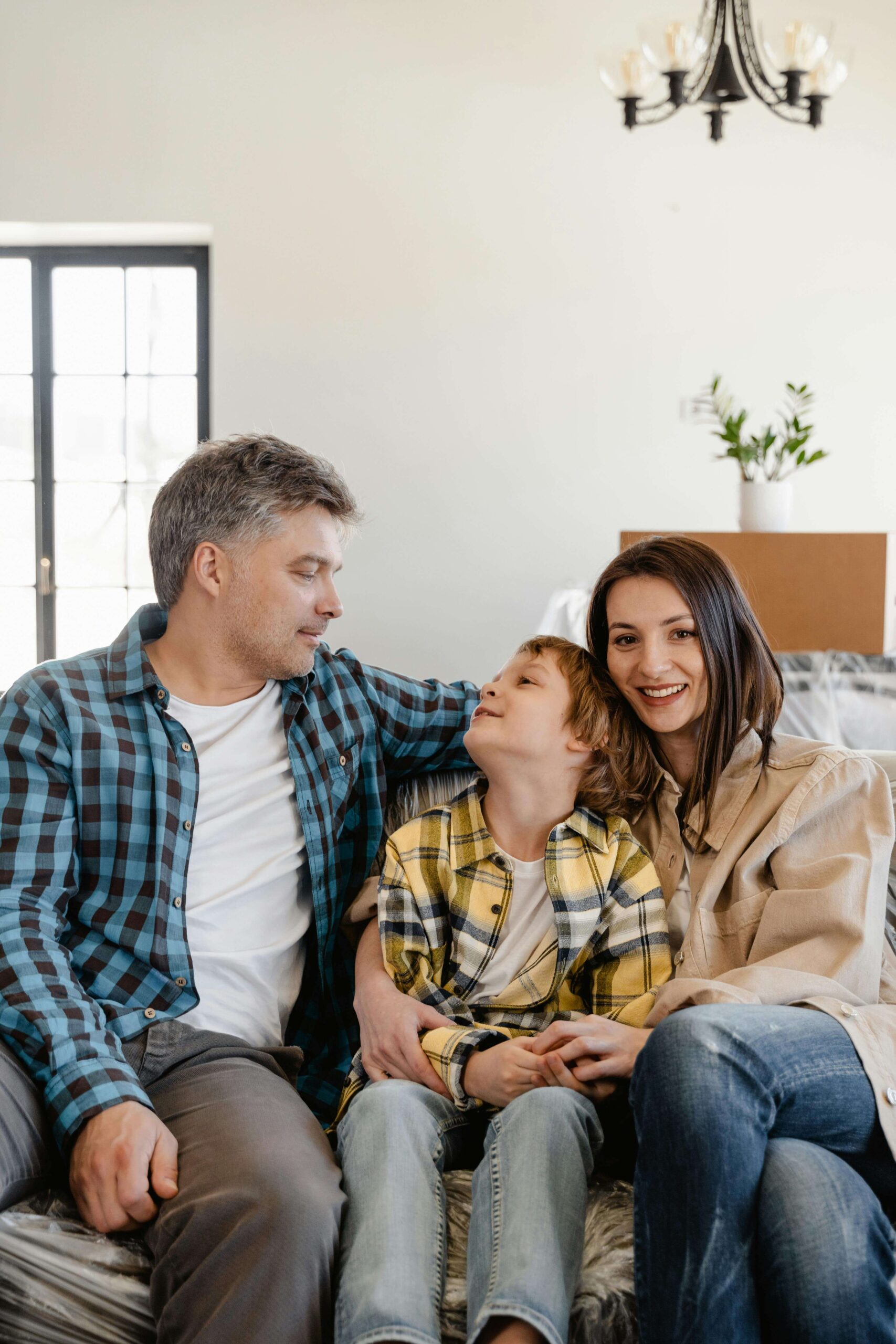 Família feliz com o novo lar