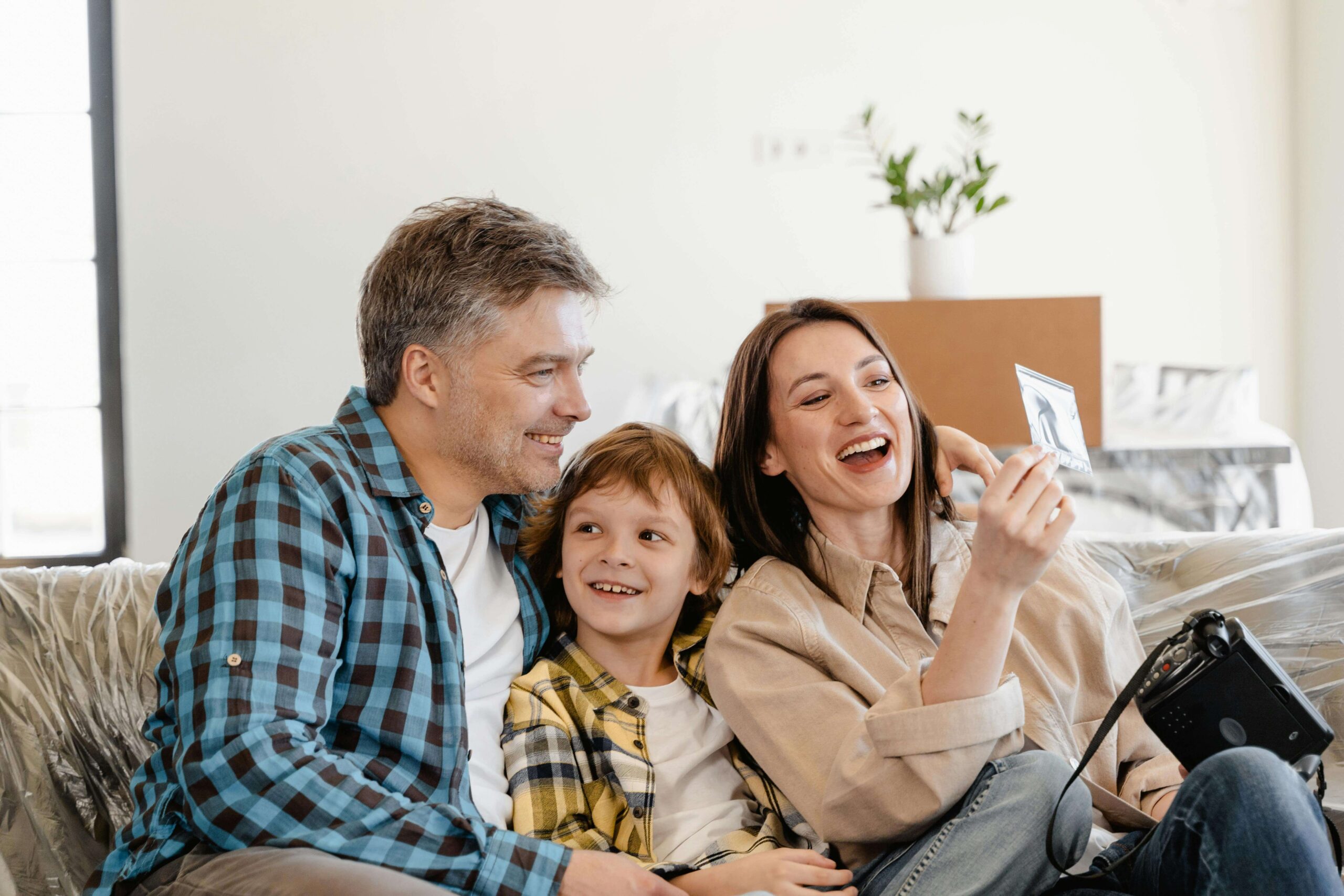 Família feliz com o novo lar