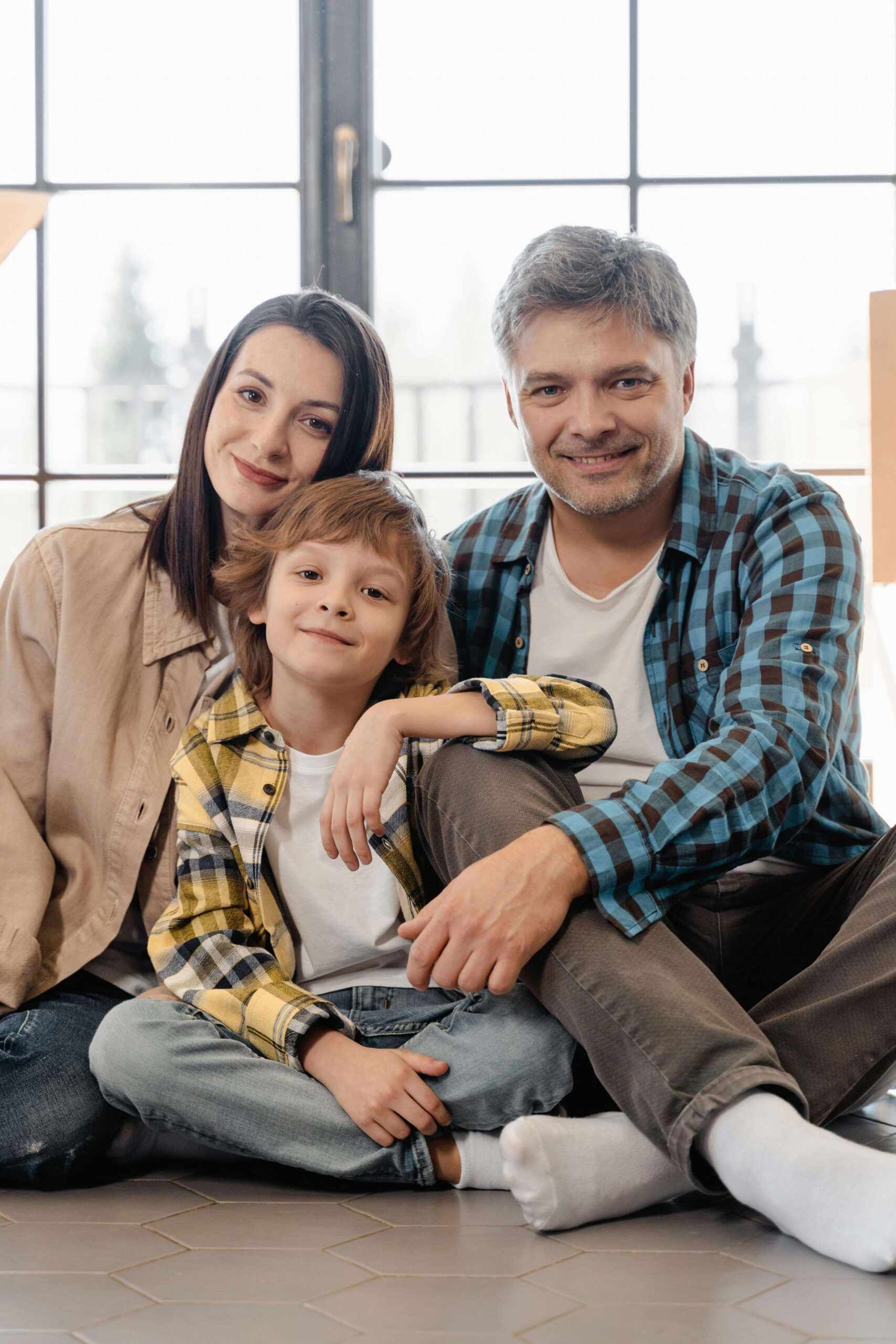 Família feliz com o novo lar